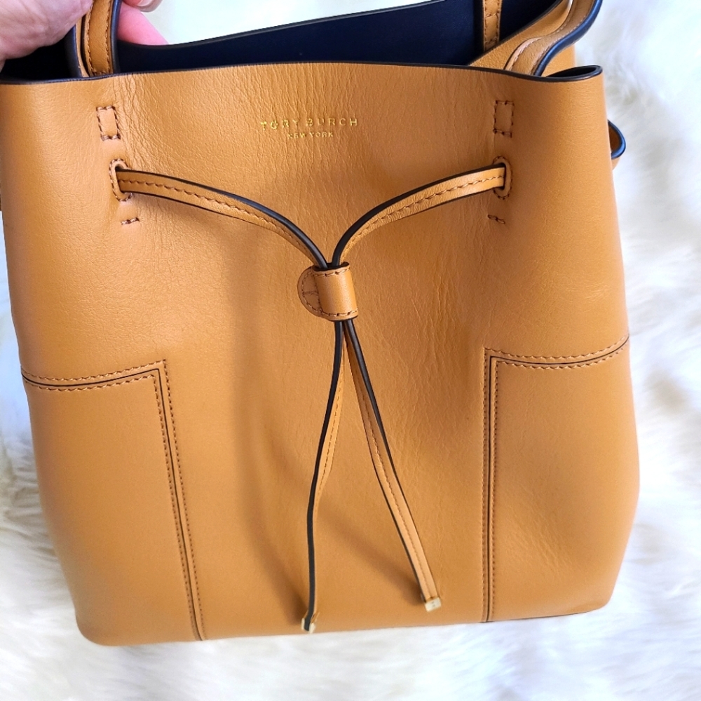 Tory Burch Tan, Block T bucket bag / tote